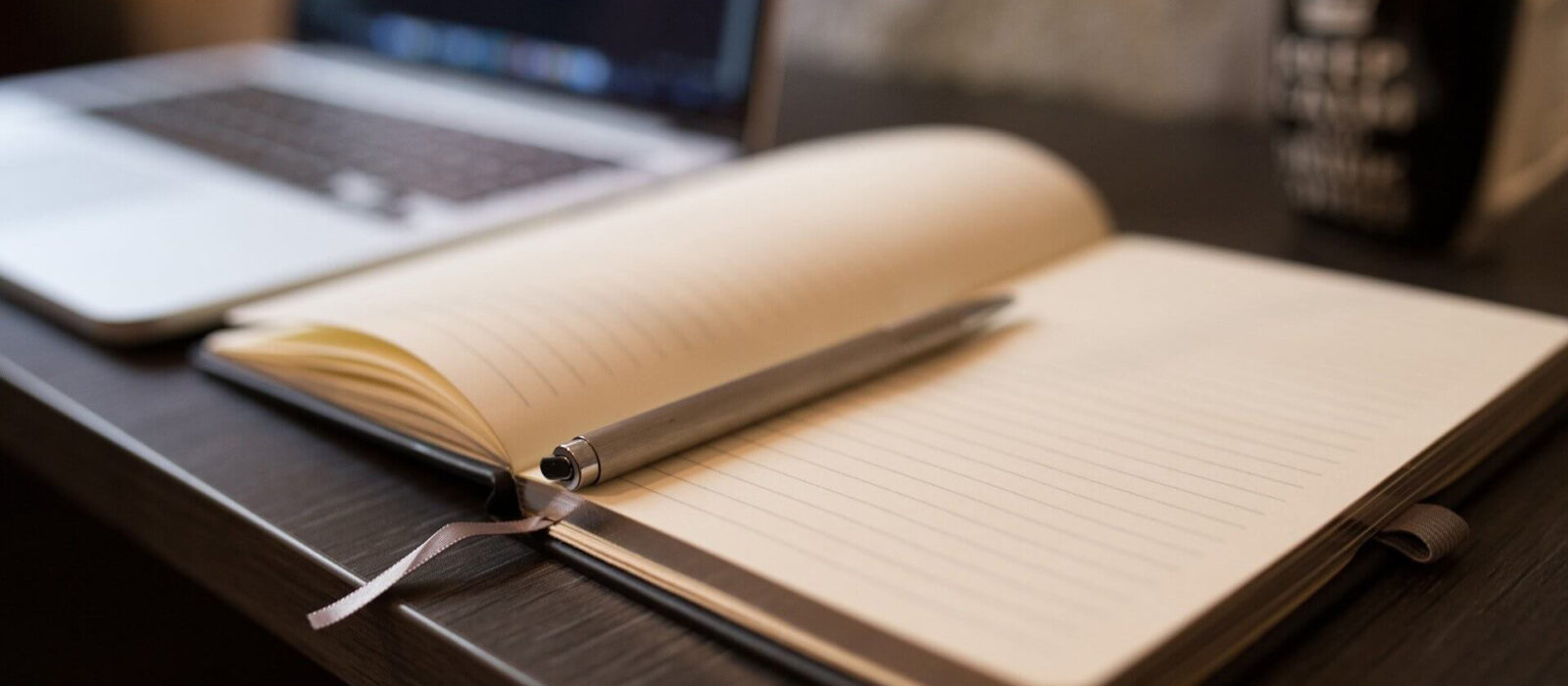 Schreibtisch beim Anwalt für Arbeitsrecht in Leipzig